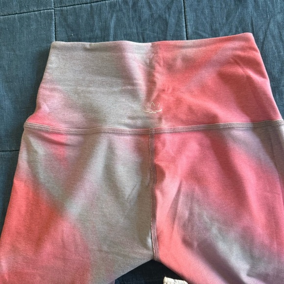 Beyond Yoga Pink Blue Leggings Size Medium - Picture 4 of 7